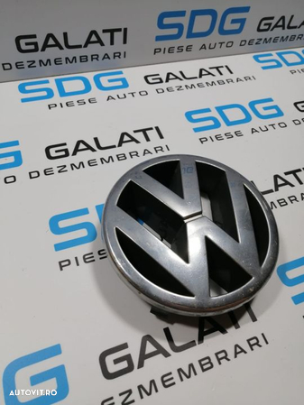 Sigla Emblema de pe Grila Bara Spoiler Fata Volkswagen Passat B5 1997 - 2001 Cod 3B0853601 3B0853601A - 3