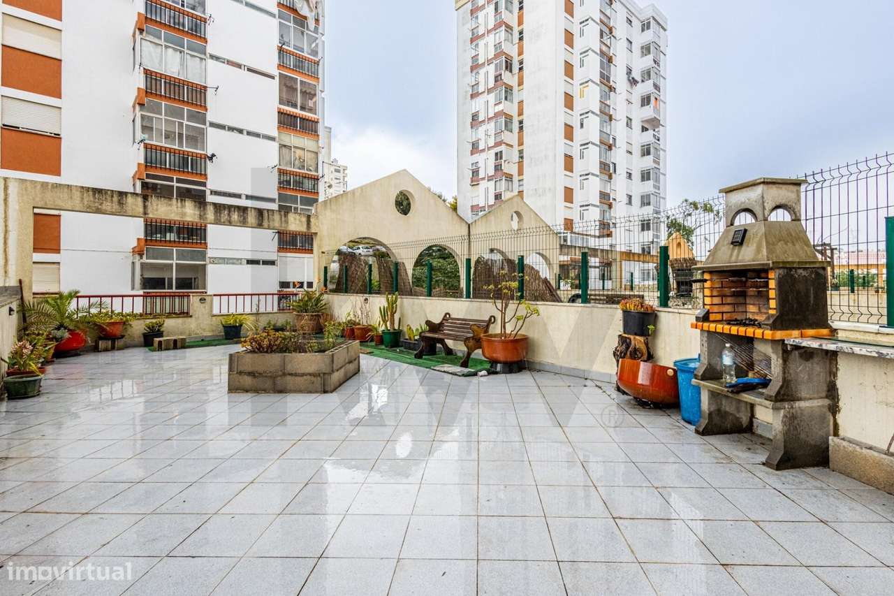 Apartamento T2 com 111 m2 em Monte Abraão-19