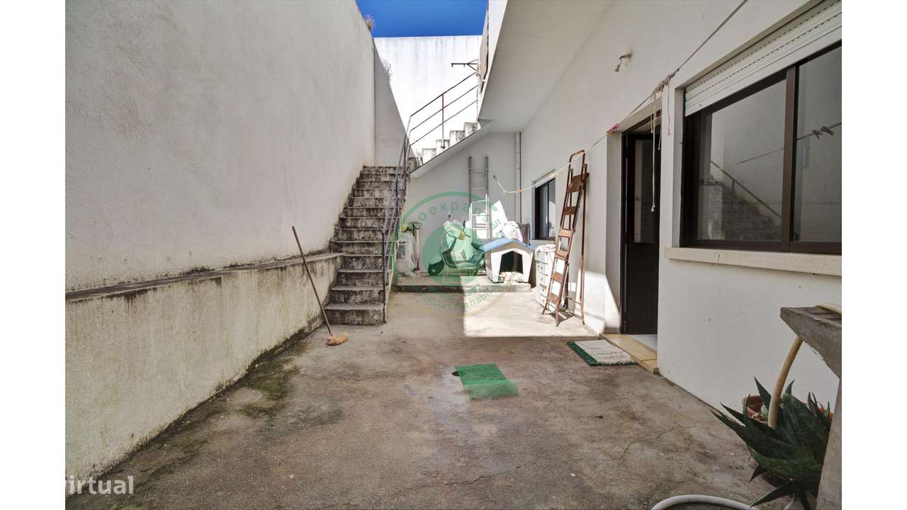 Moradia com 2 Pisos e Garagem-15