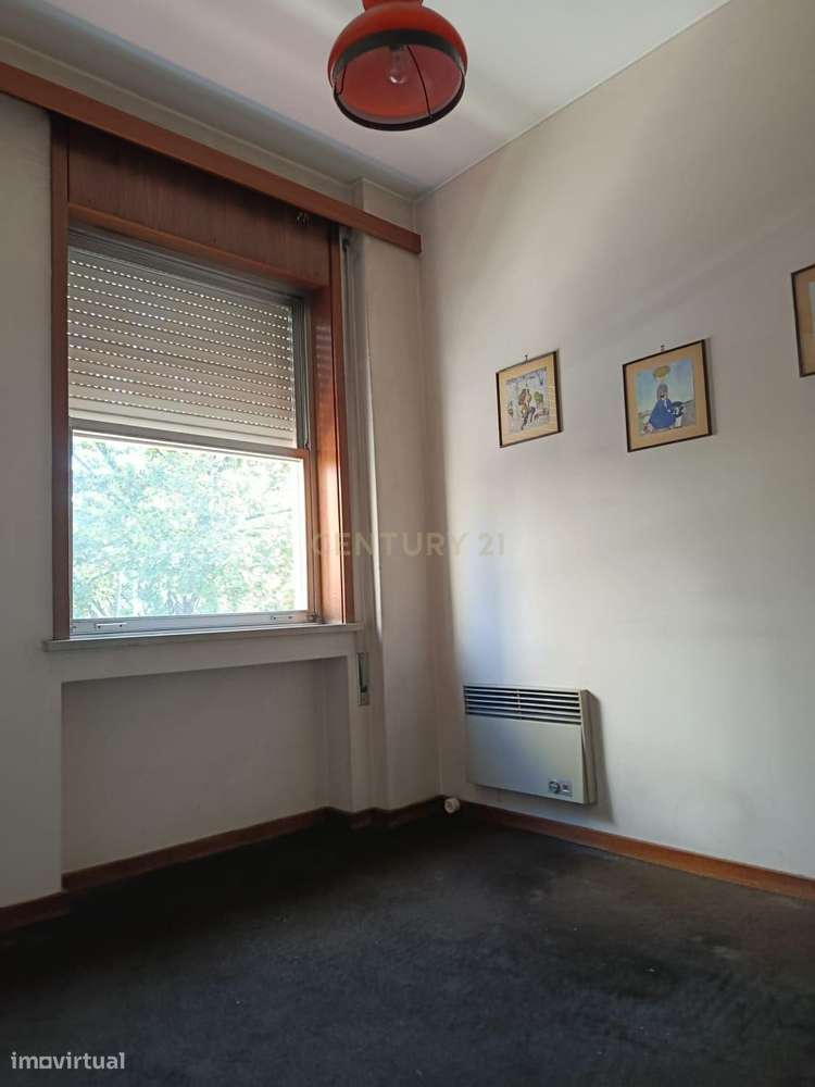 Apartamento T4 na Avenida Fernão de Magalhães — Espaço, Potencial e Di-17