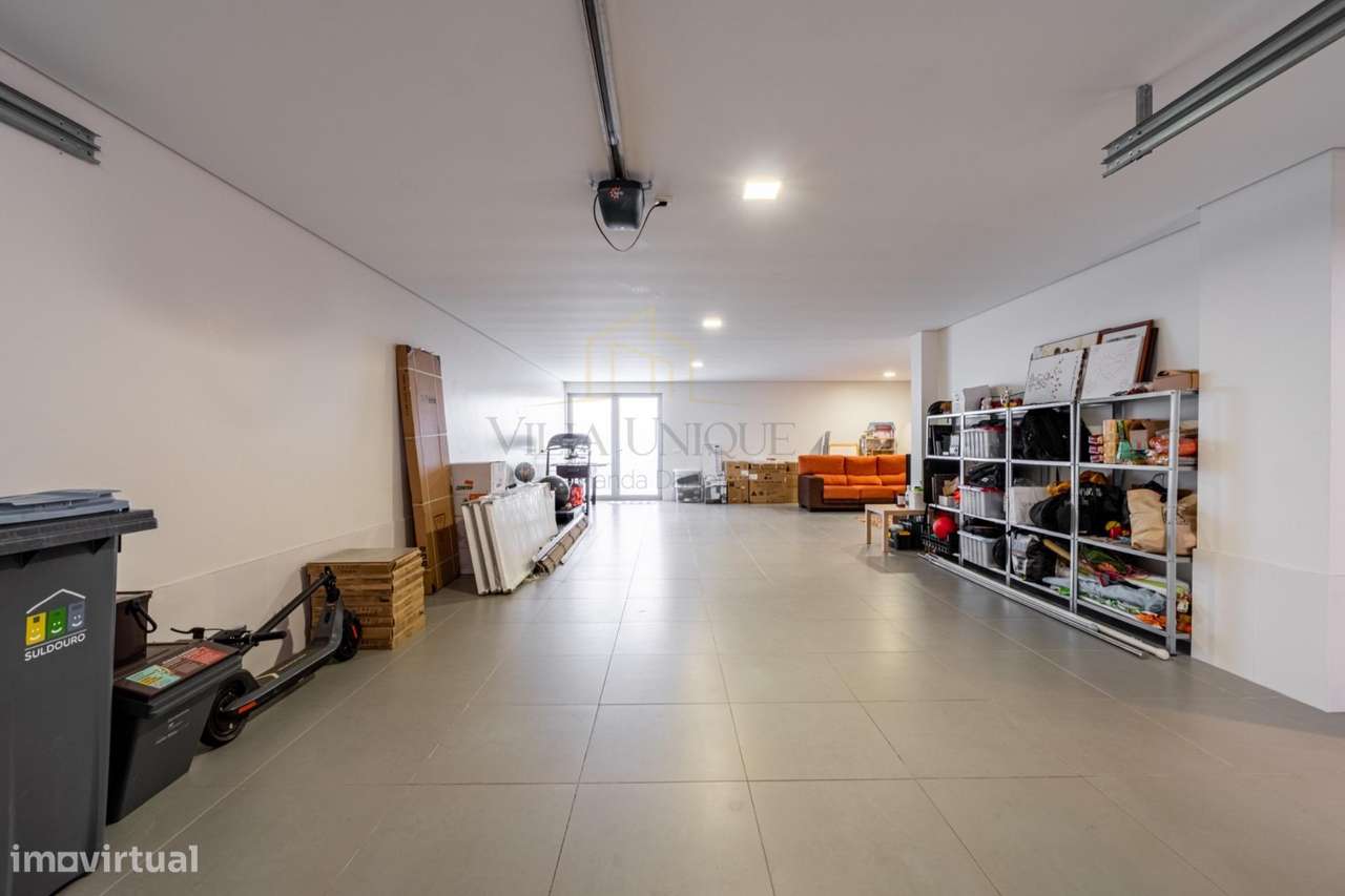 Moradia Geminada T3 com Suite, Jardim de Inverno, Garagem Fechada...-42