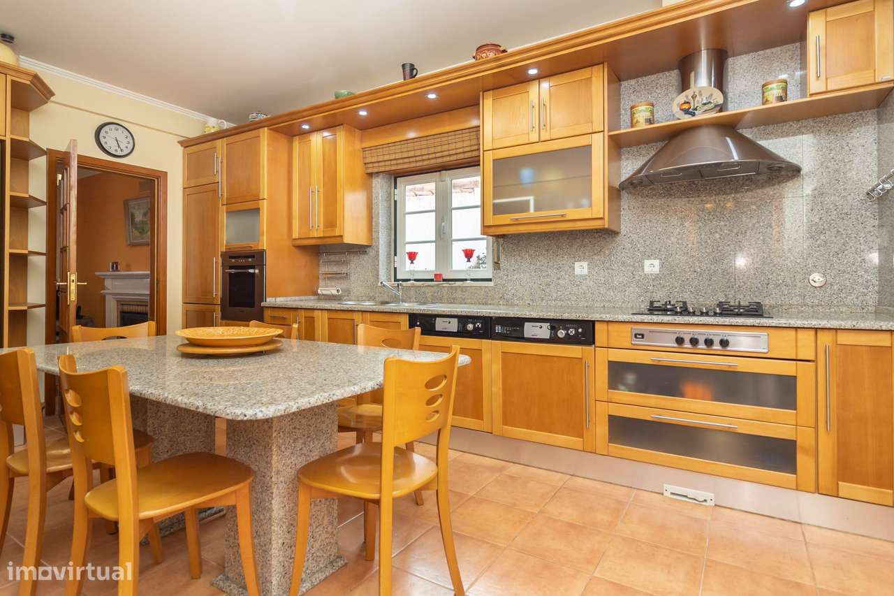 MORADIA ISOLADA DE GAVETO COM ACABAMENTOS DE LUXO – QUINTA DE VALADARE - Grande imagem: 5/60