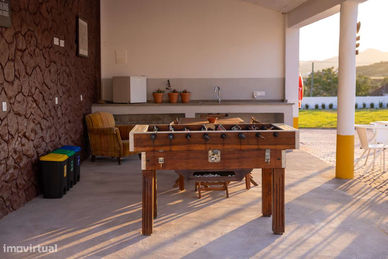 Moradia T-1 com logradouro, piscina, estacionamento.-27