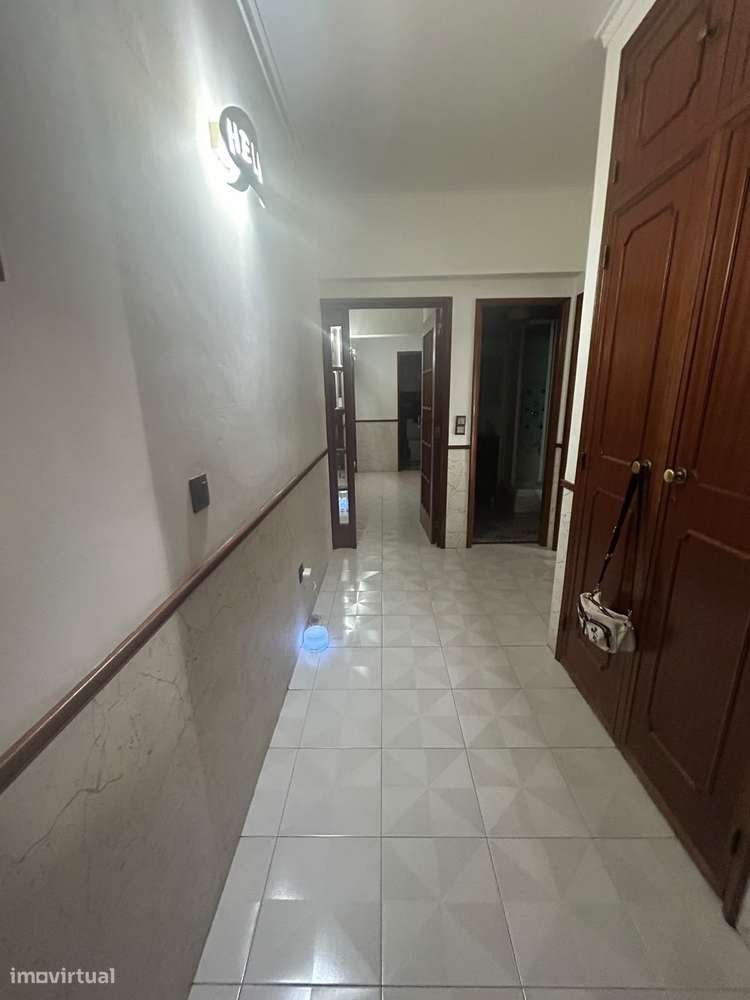 Apartamento T3 com varanda e garagem em Cacém-9