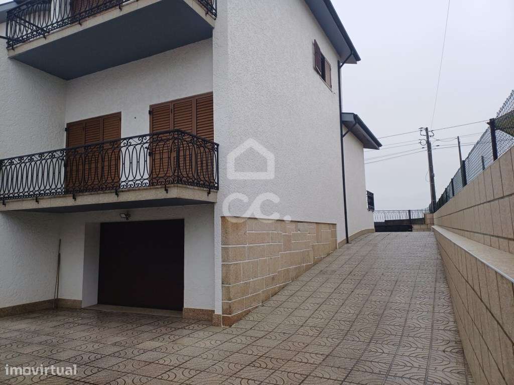 Moradia Bi-familiar T5+T2 em Palmeira, Santo Tirso-38