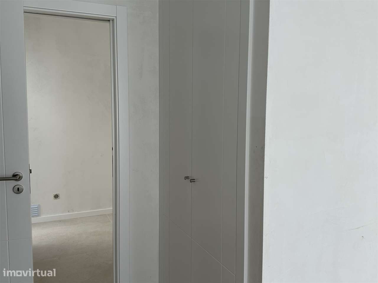 Moradia Unifamiliar de Luxo com Piscina e Jardim-46