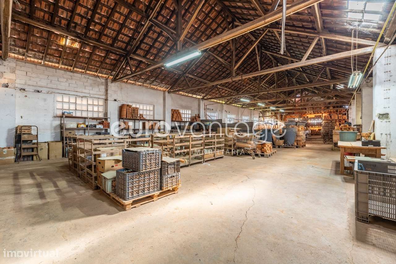 Pavilhão Industrial c/ 1.980 m² sito no Juncal-13