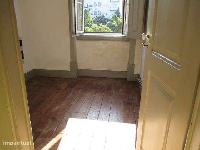 Vivenda na Av. Dias da Silva-24