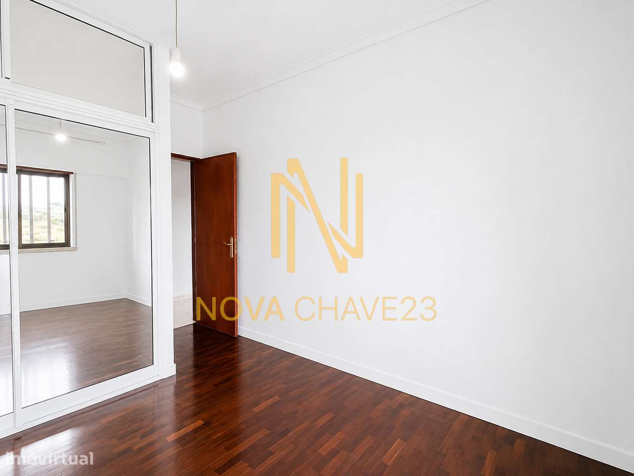 Apartamento T2 na Av. Bons Amigos | 9.º Andar | Varandas Fechadas-12