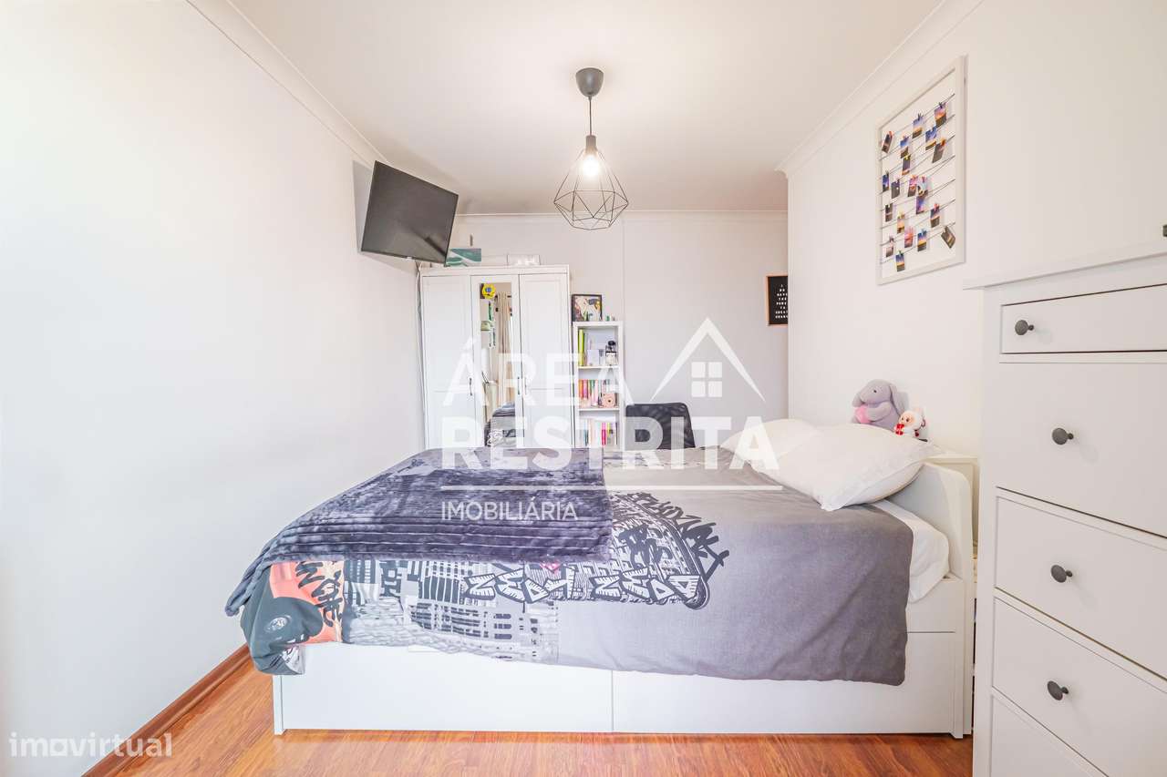 Apartamento T3 com parqueamento e elevador nos Fidalguinhos, Barreiro-18