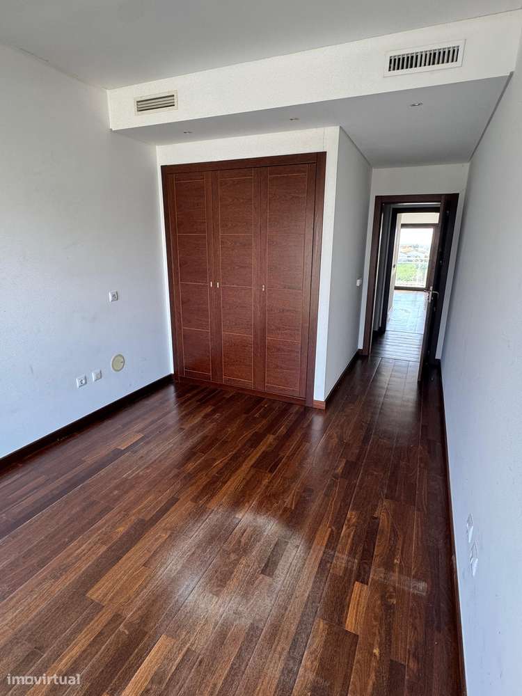 T4 com varanda, garagem e acessibilidade, 195m²-28