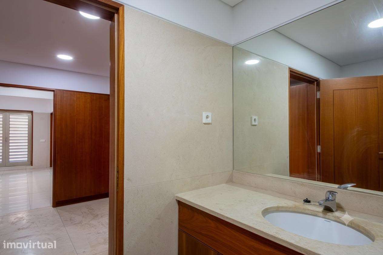 Apartamento T5 com 4 casas de banho e garagem-30