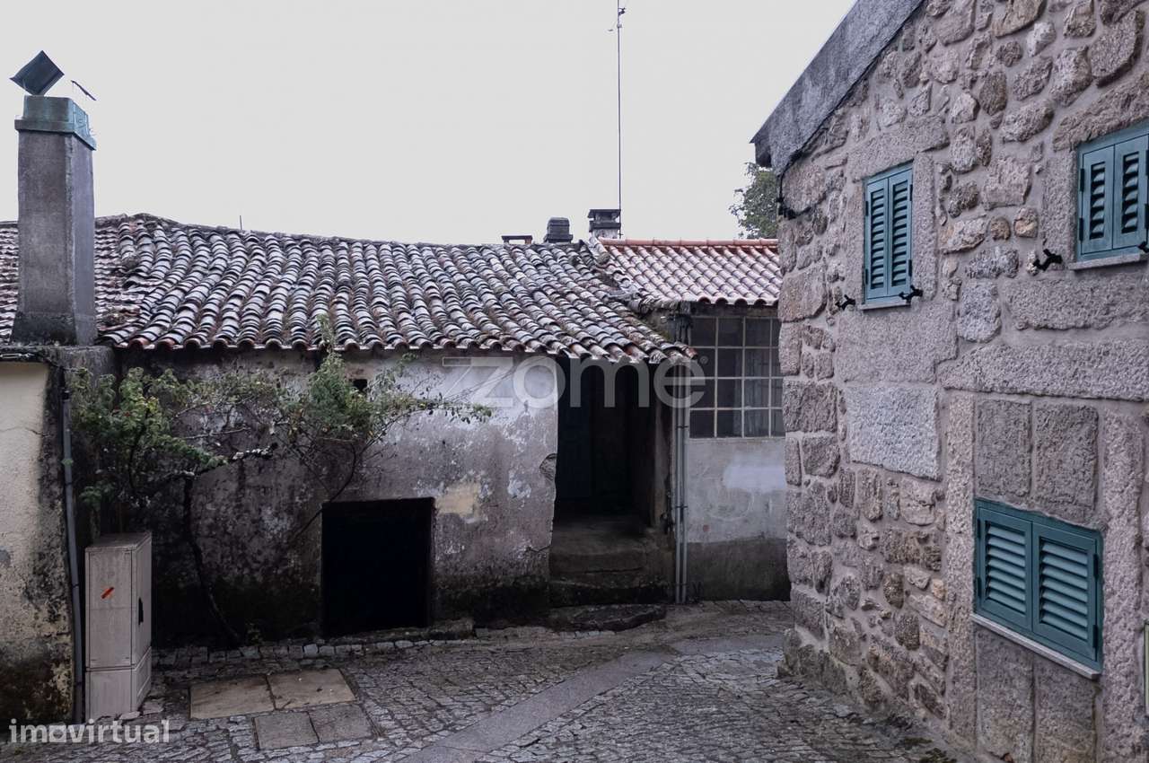 Moradia T2 para reconstrução - Grande imagem: 1/19