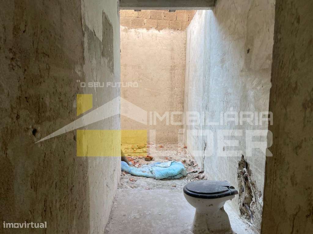 Moradia em fase de construção inserida em terreno urbano com 152m2 ...-5