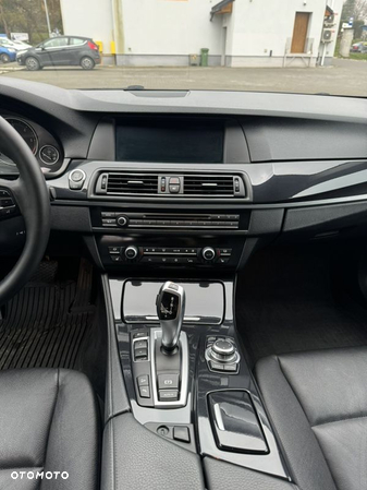BMW Seria 5 525d xDrive - 12