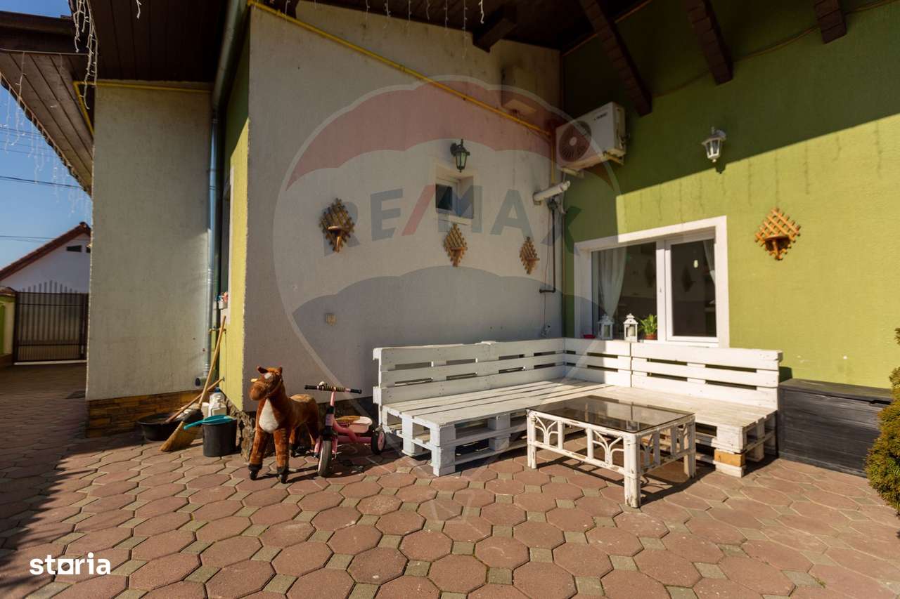Casă SPATIOASA de vanzare in zona semicentrala - Imagine principală: 3/16