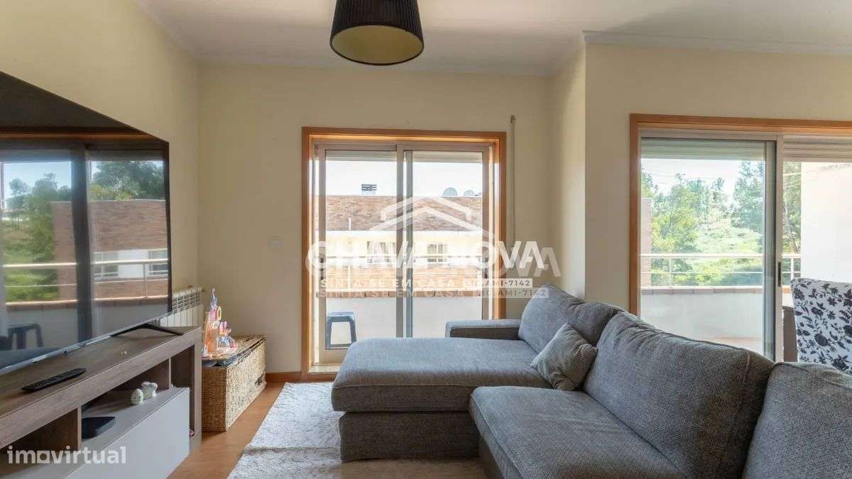 Apartamento T2, em Pedroso, com duas varandas, garagem e arrumos-6