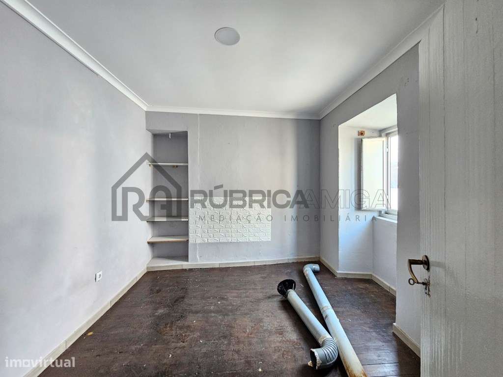 Moradia no centro histórico de Loulé com 2 pisos , armazém e casa-14