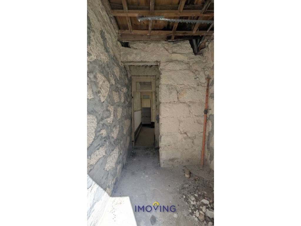 Moradia para remodelar - 3 pisos - jardim- centro do Porto-17