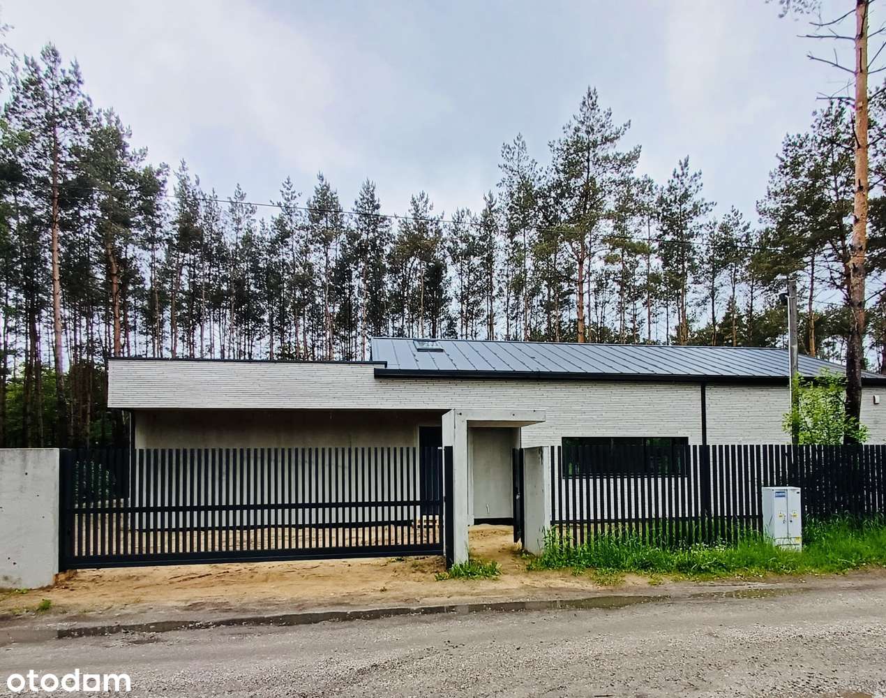 Nowoczesny dom parterowy | Józefów | piwnica | budynek gosp.-11