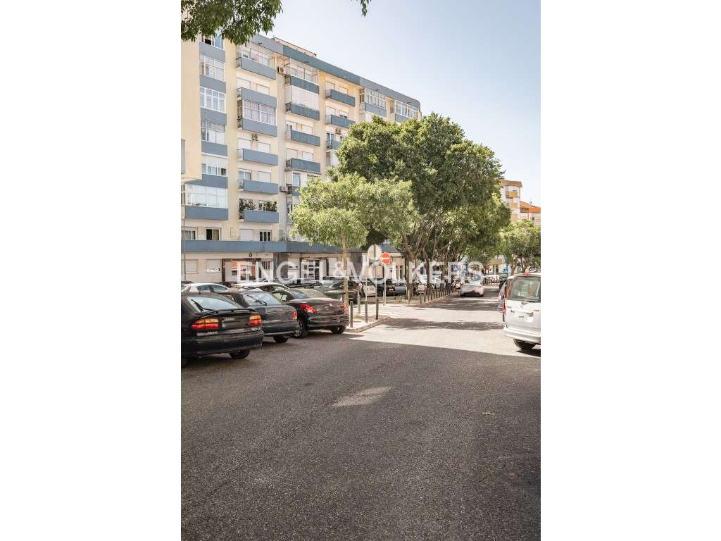 T2 em Benfica para Remodelação com Vista Panorâmica sobre Lisboa-31