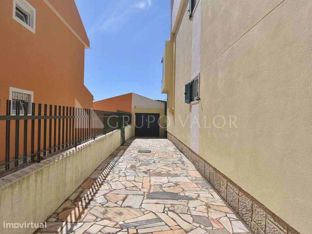 Moradia T4 com Garagem e Logradouro de 200m2 - Algueirão Mem Martins-36