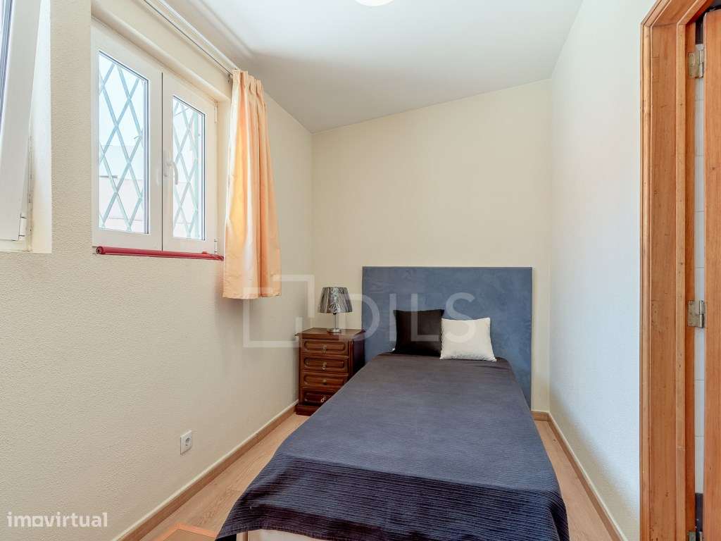 Moradia T8 isolada, com jardim e piscina no centro da Parede-12
