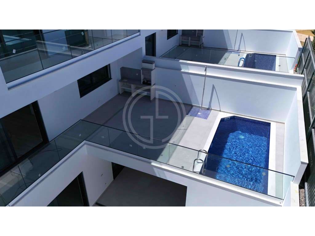Moradia V3+1 com piscina privada em Gambelas-10