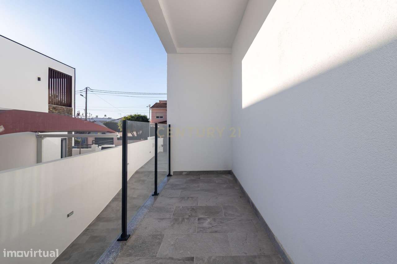 Moradia Nova T4 com piscina e garagem - Sobreda - Charneca de Caparica-46