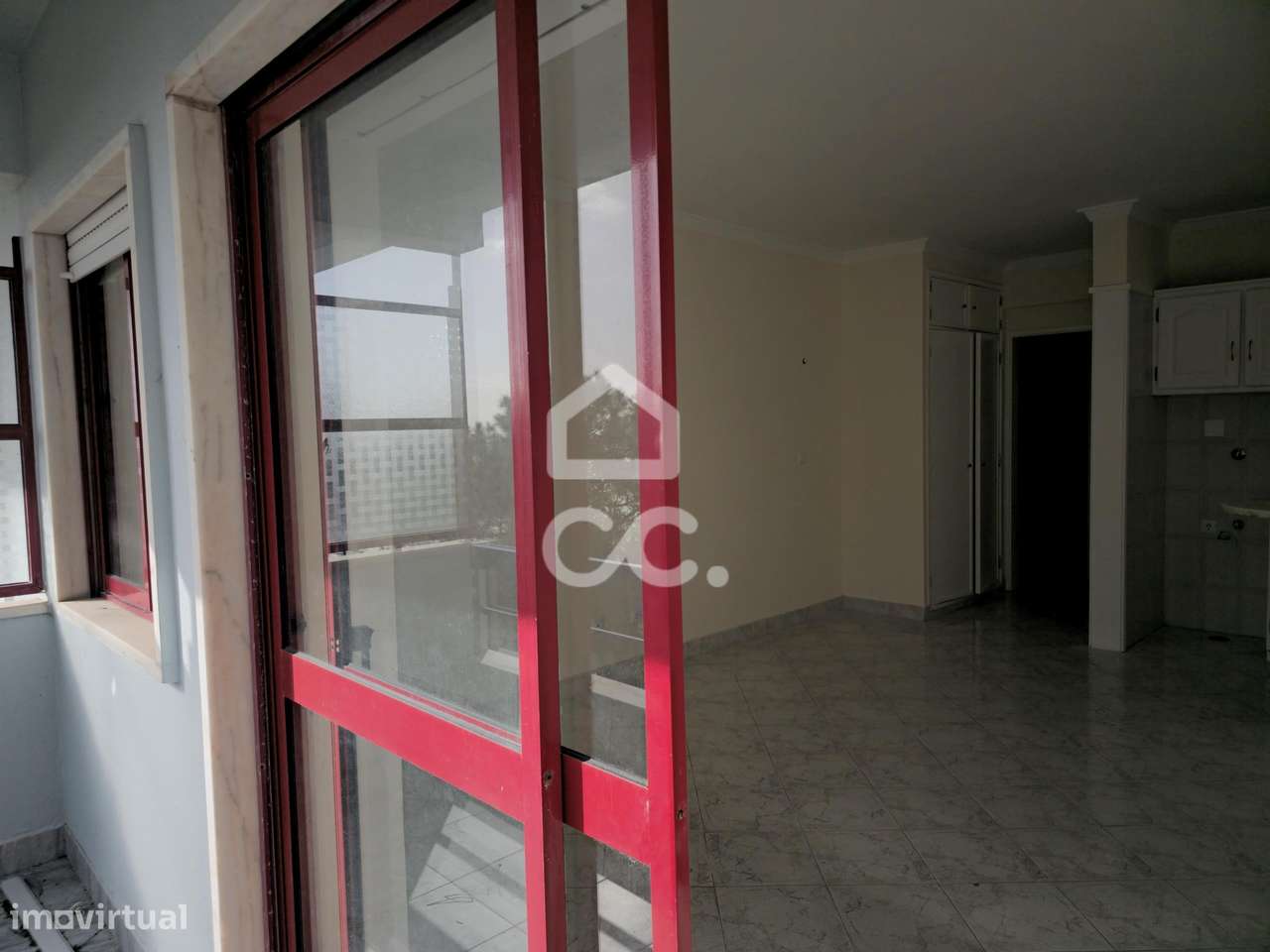 Apartamento T1 com varanda e parqueamento | Cozinha equipada - Grande imagem: 5/15