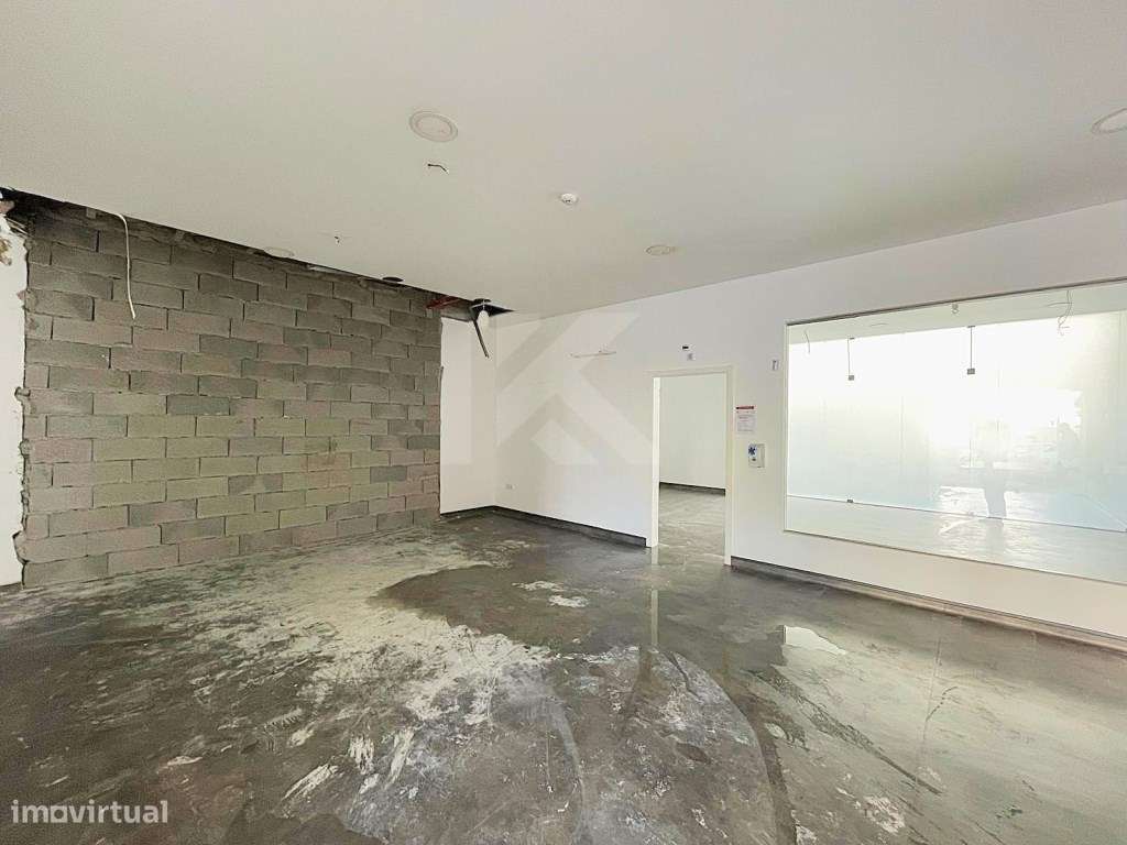 Loja Localizada nos Piornais São Martinho Funchal - Grande imagem: 2/21