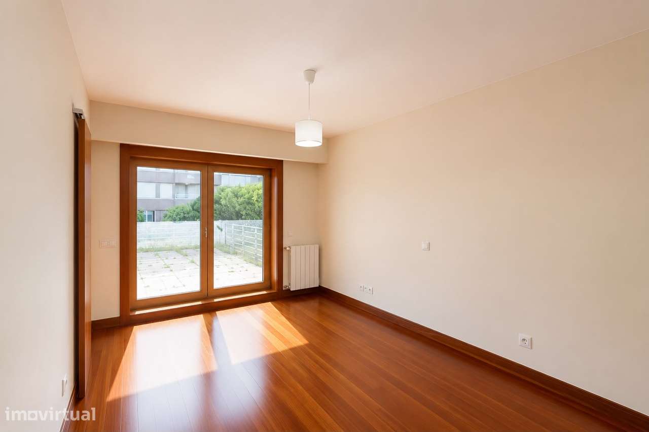Apartamento T5 com 4 casas de banho e garagem-16