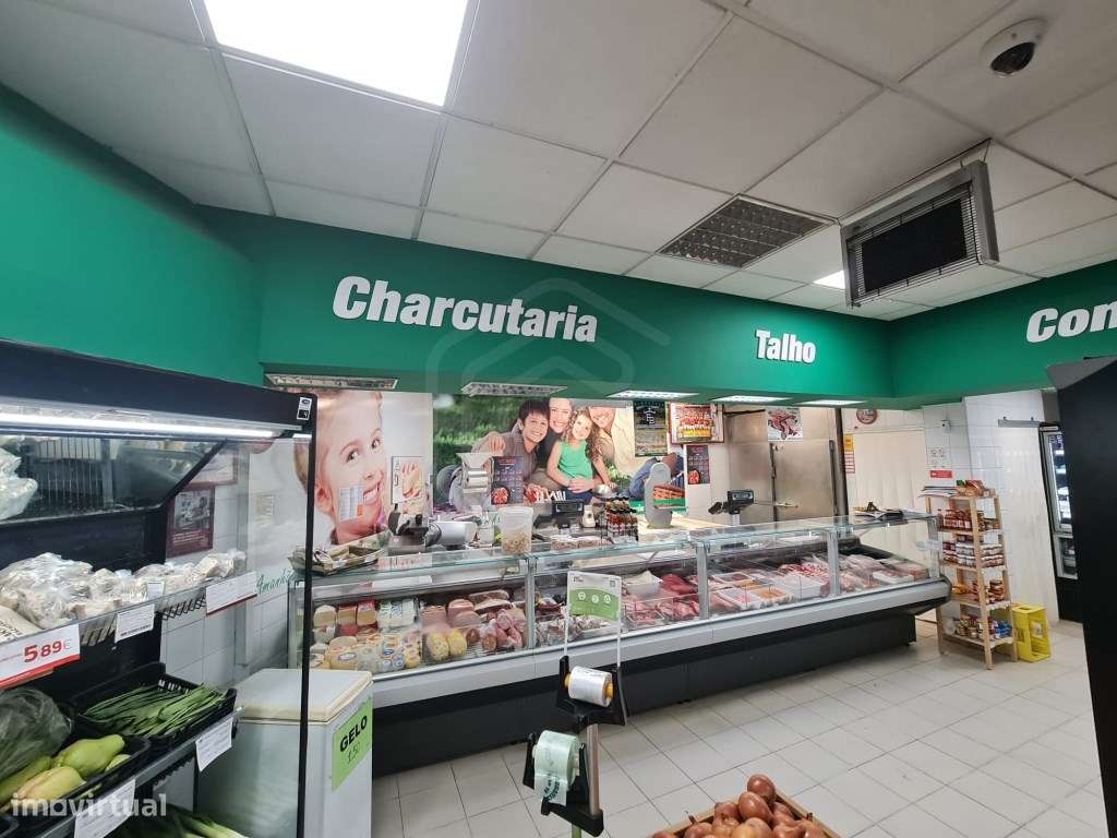 Loja em pleno funcionamento + moradia em zona central de Quarteira,... - Grande imagem: 4/17