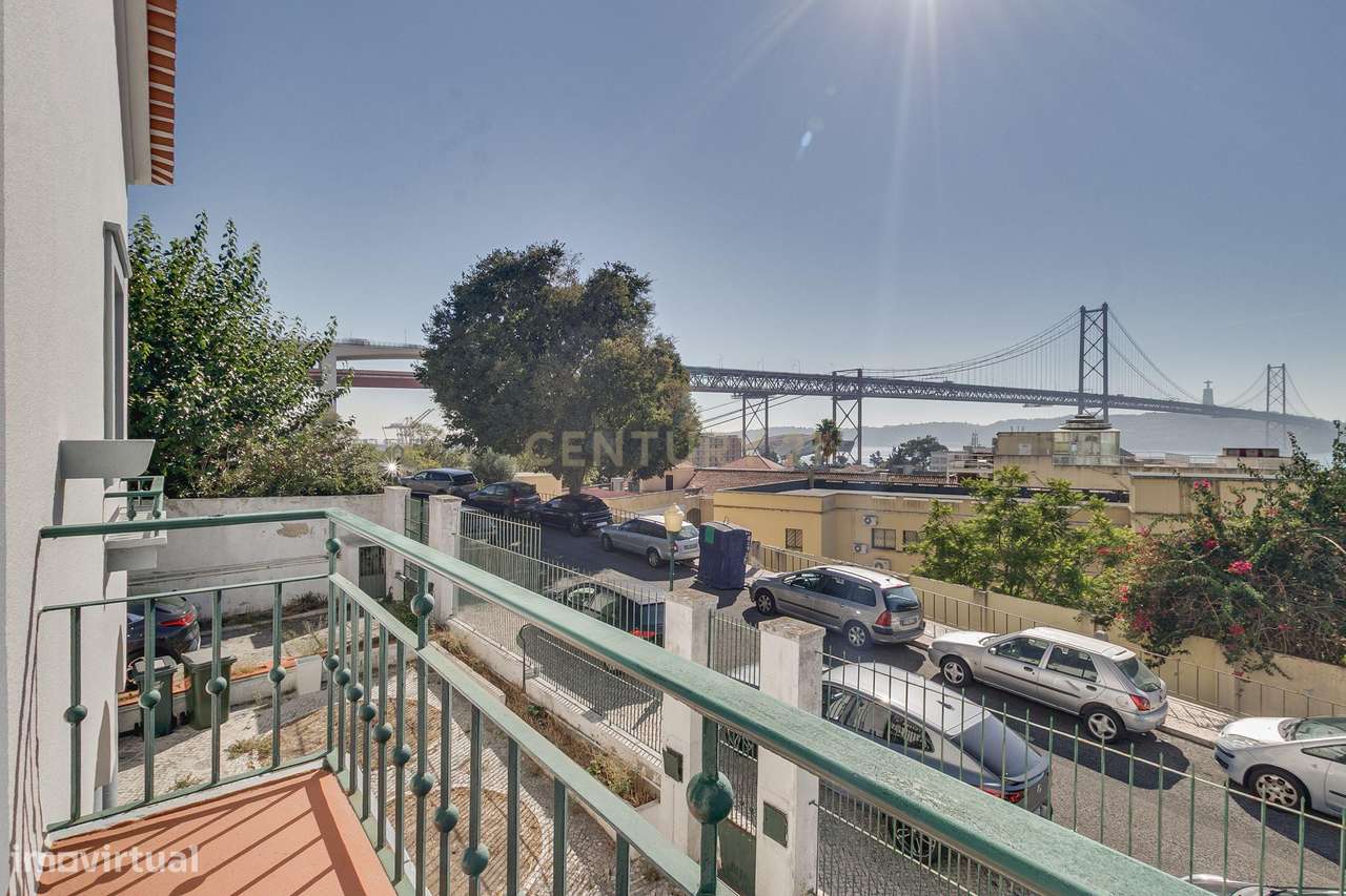 Terreno de 956m2 com duas moradias em Alcântara, Lisboa, uma T4 e T3-55