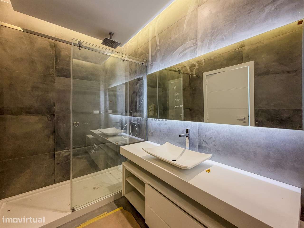 Vende-se Moradia T4 com jardim em Albarraque-25