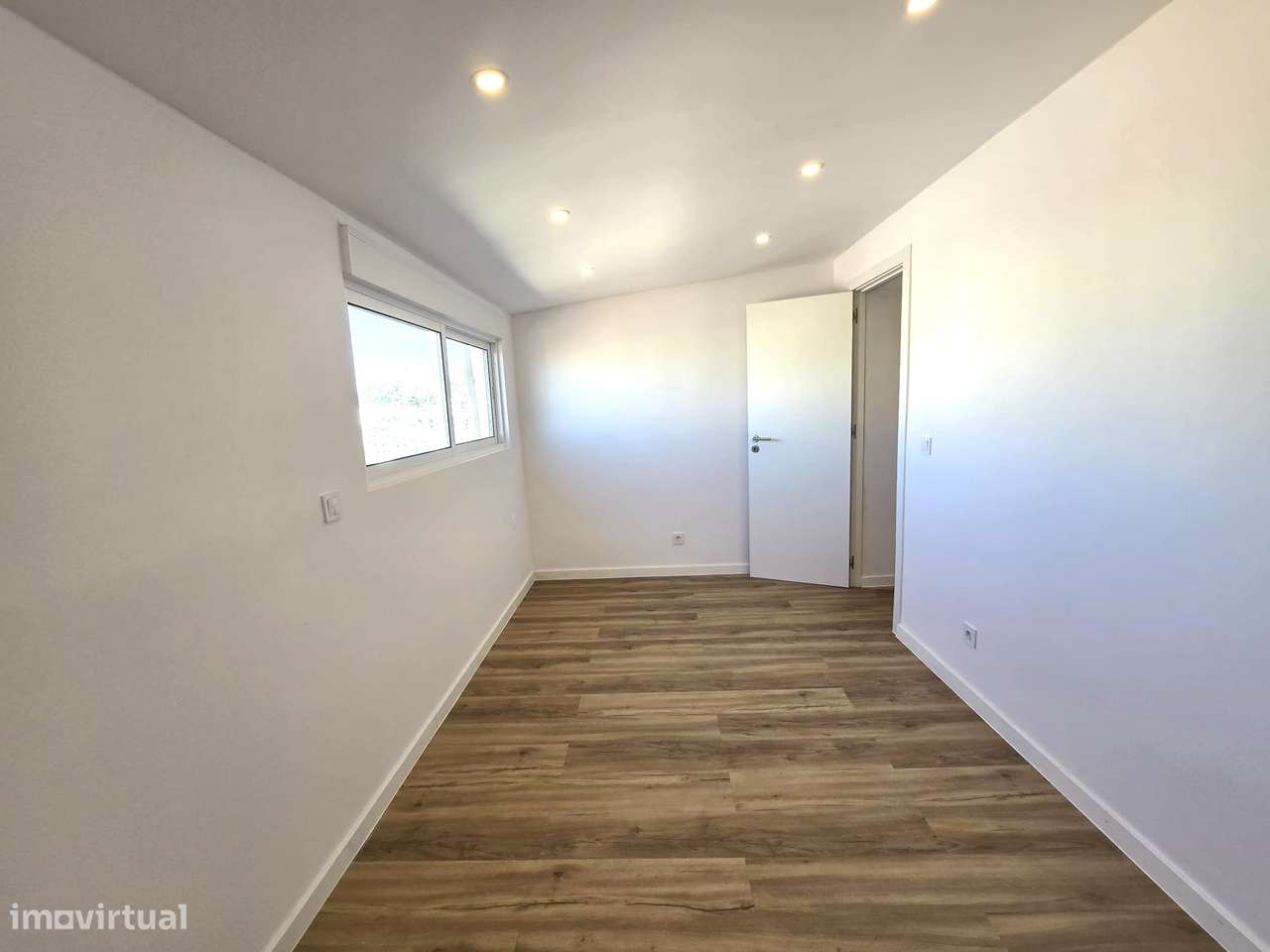 Apartamento T2 Remodelado com Varanda - Queluz-9
