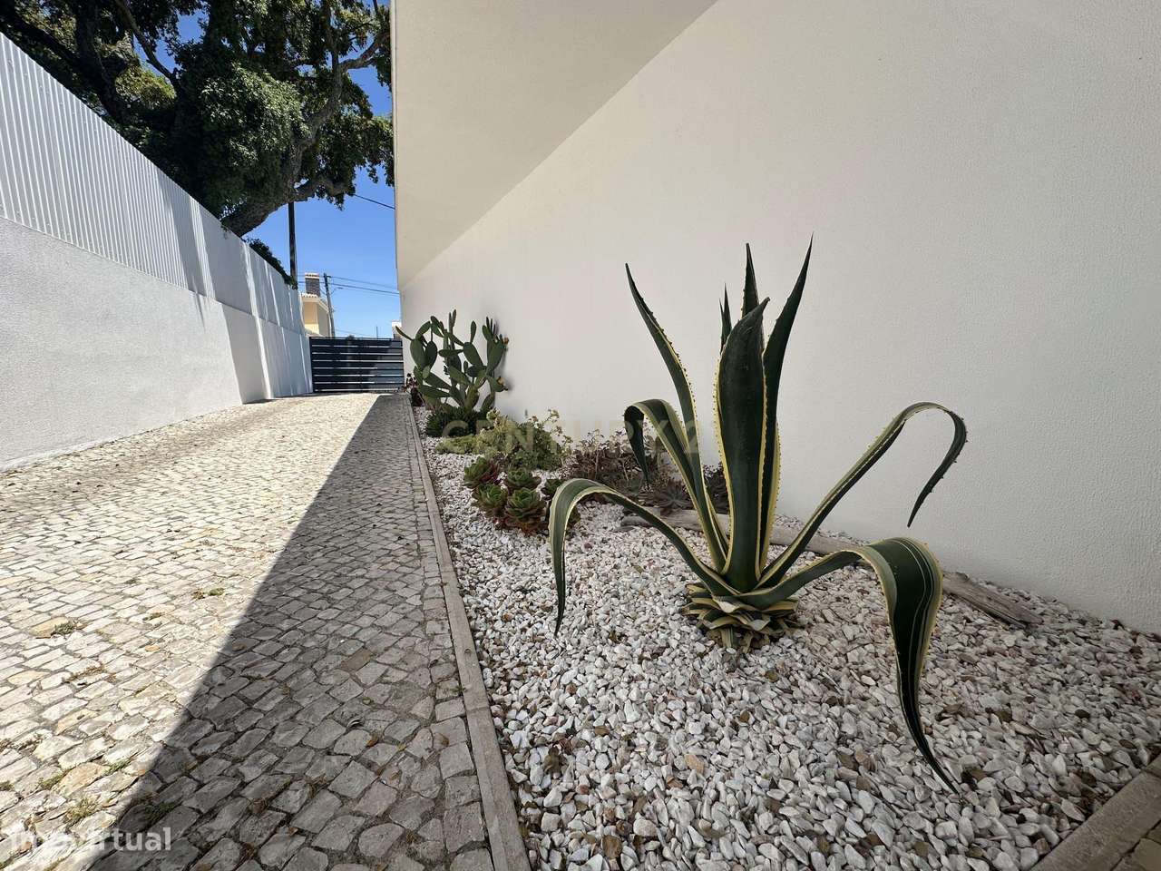 Moradia Térrea com Piscina aquecida e excelente jardim. Localizada em-5