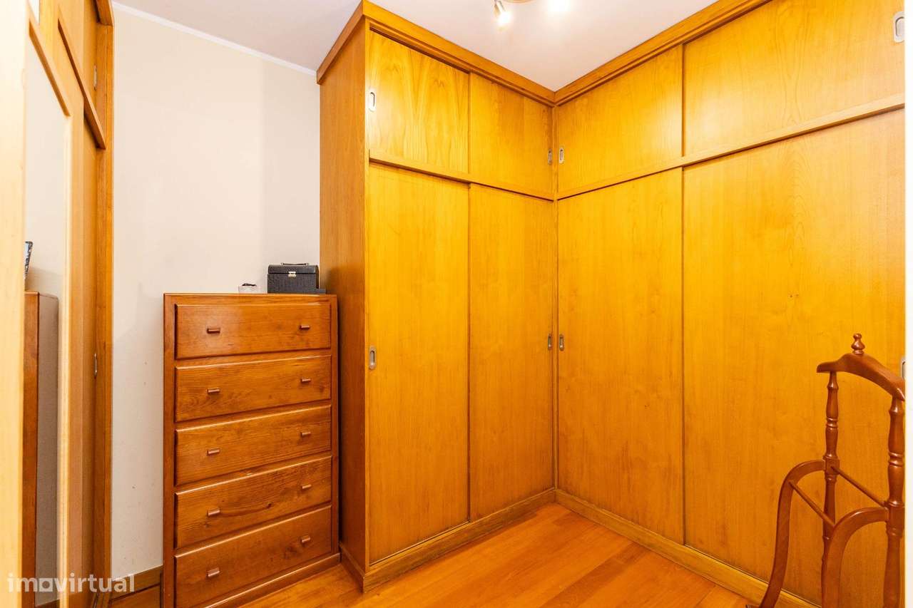 T3 Último Piso c/ Varanda, Garagem e Arrumos. Av. Altino Coelho,...-21