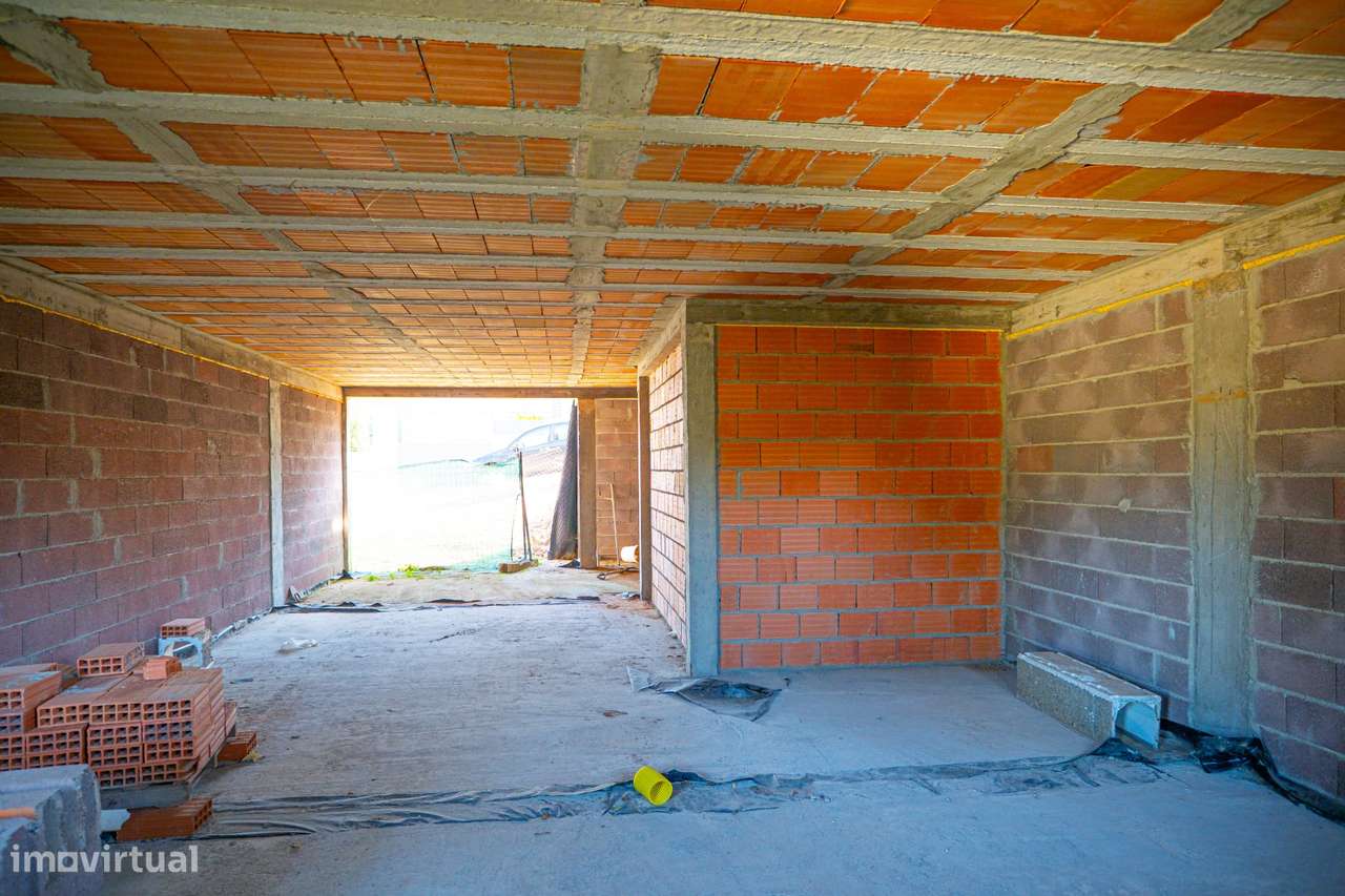 Moradia T3 por terminar em Cabanelas|Elevado potencial de investimento-16
