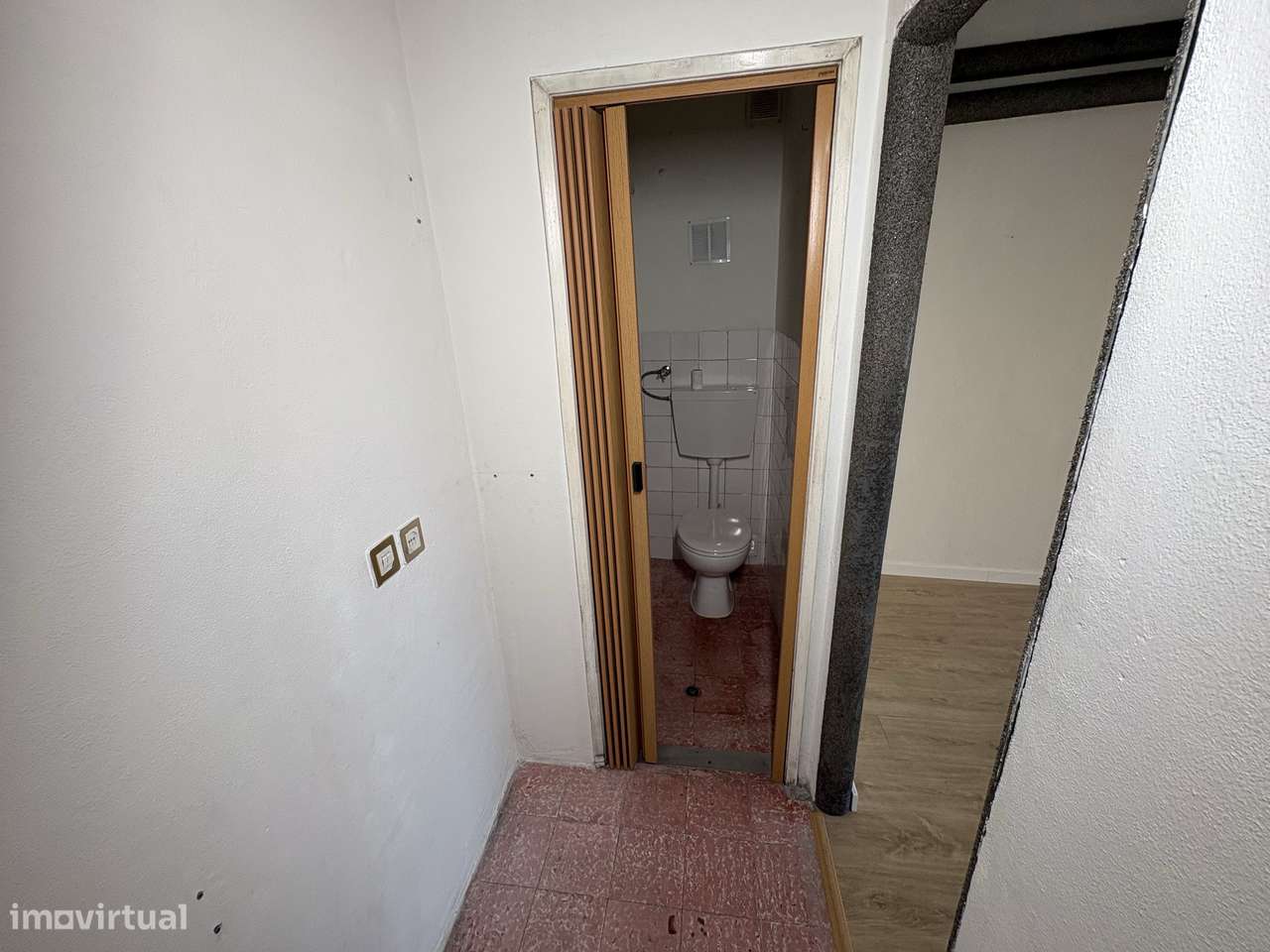 Espaço comercial com uma área total de 15,5 m2 no rés do chão-9