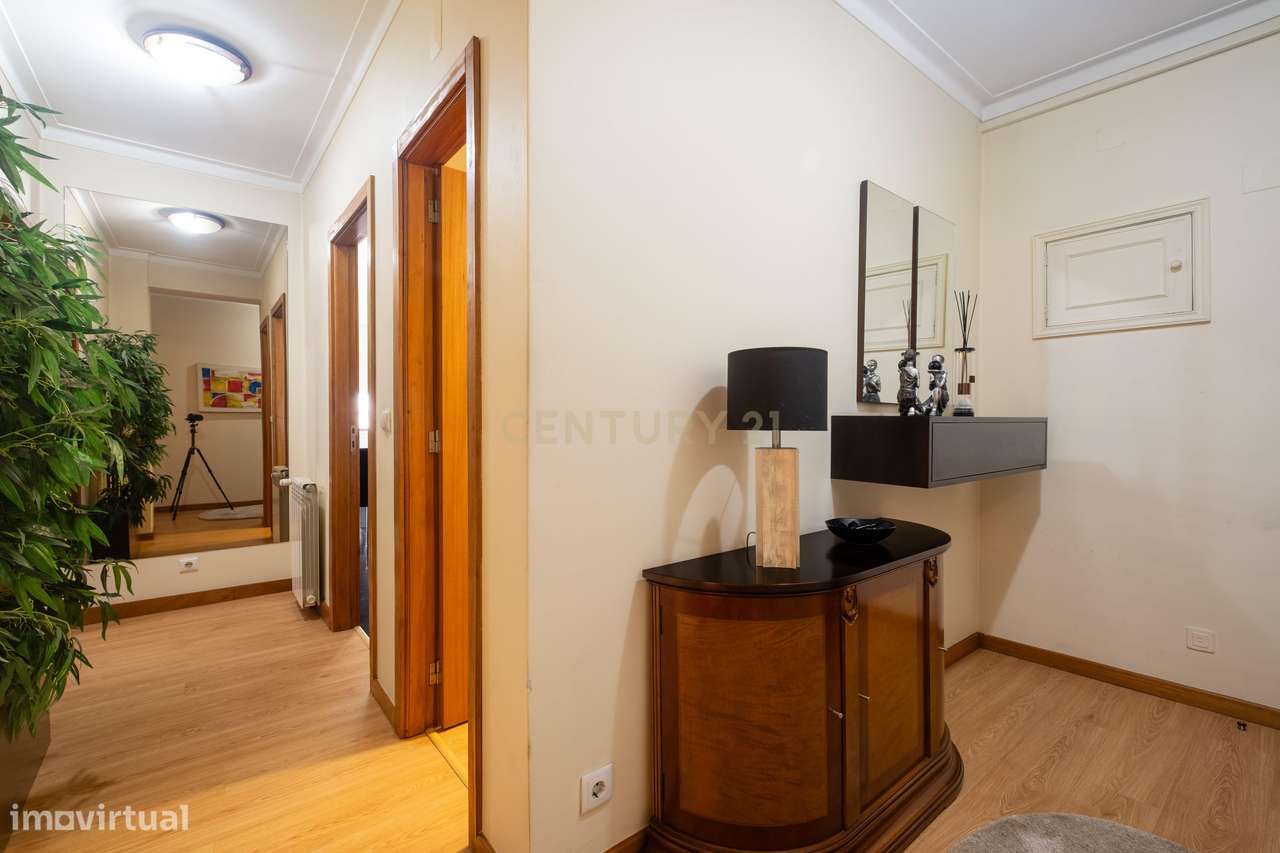 Apartamento T3 Renovado, com aquecimento central, varanda e lugar de g-10