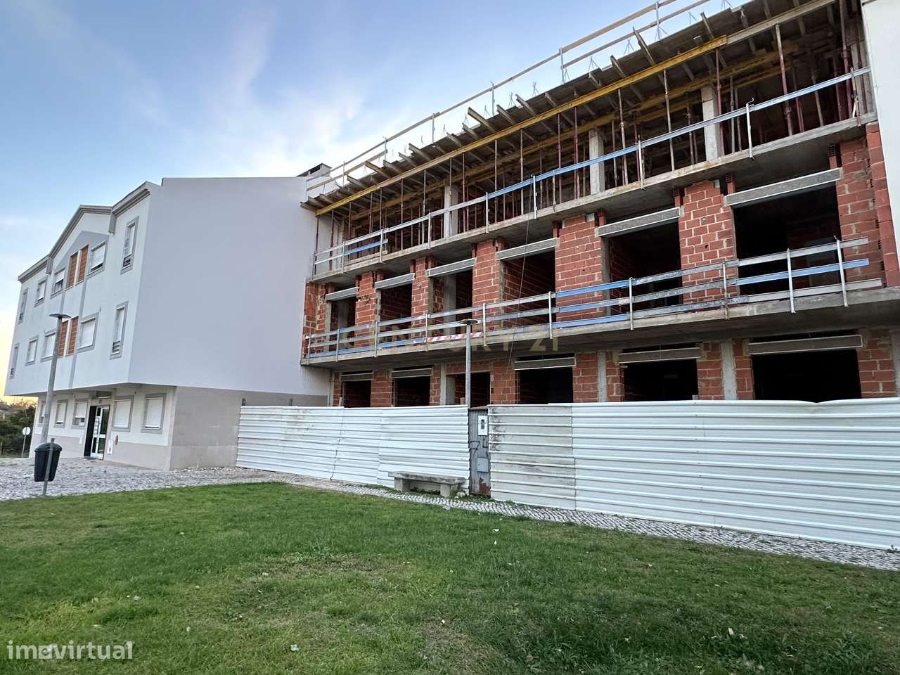 Apartamento Cave  T3 +1 no Centro de Coina - Grande imagem: 3/4