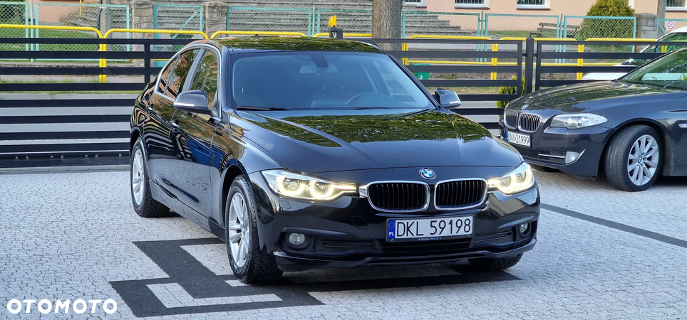 BMW Seria 3 318i - 4