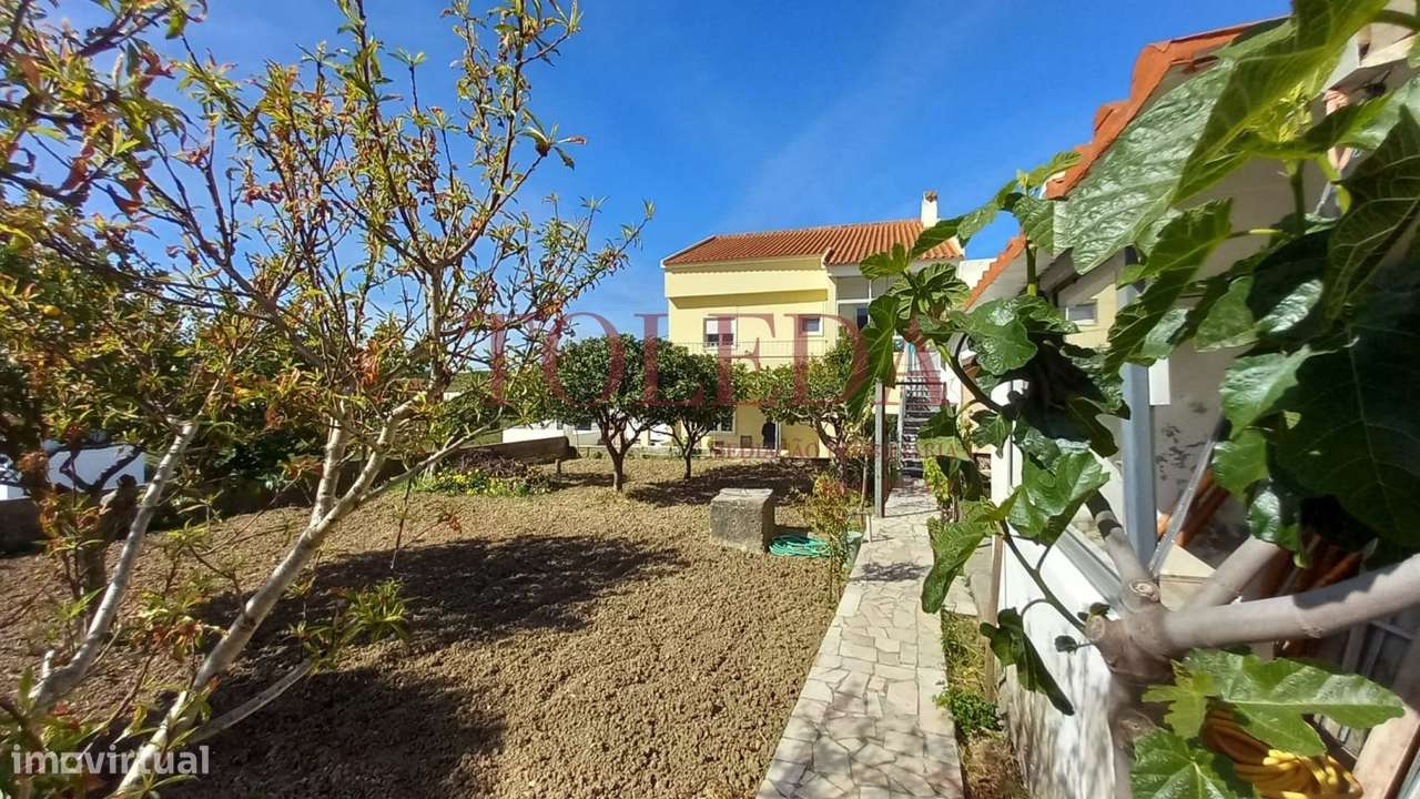 Moradia Bifamiliar com 2 T3 em Vialonga-4