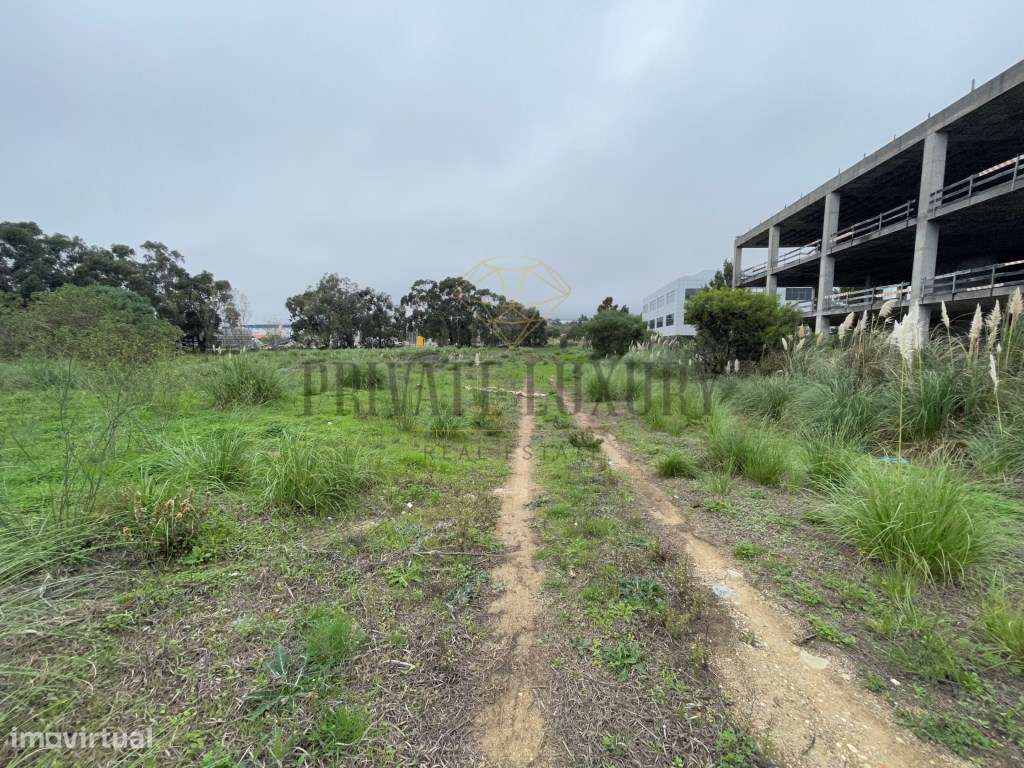 Terreno para construção de edifício com 16.688m2 - Grande imagem: 3/19