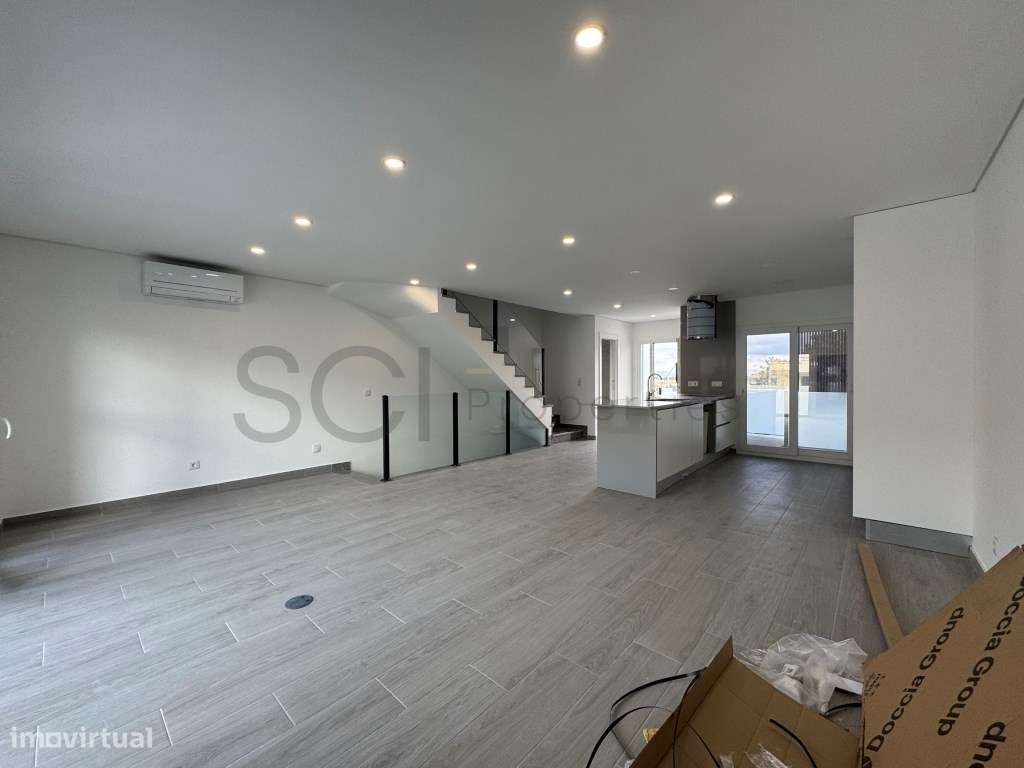 Moradia T4 em Banda - Vale de Milhaços, Corroios - Grande imagem: 2/39