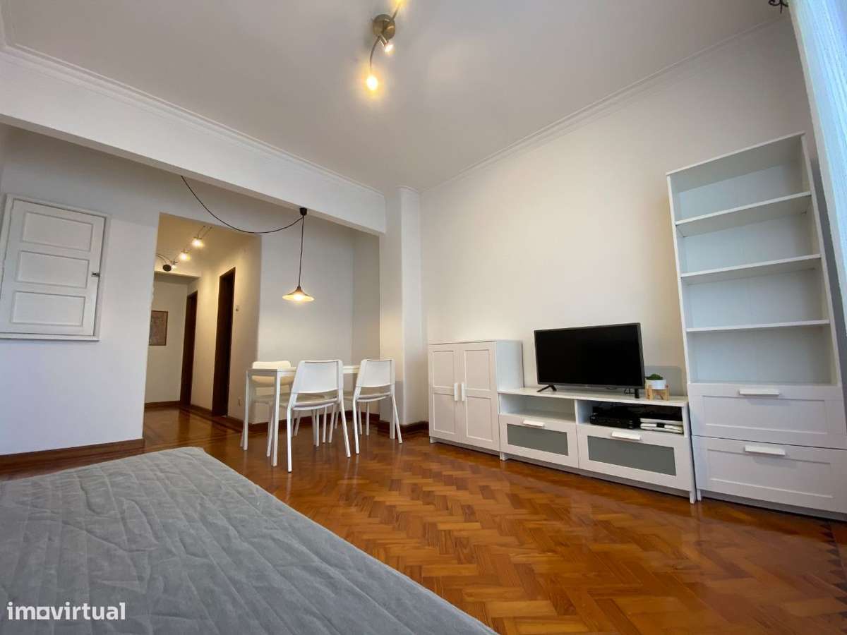 Benfica Estação, T2, Renovado Mobilado e Equipado - Grande imagem: 2/10