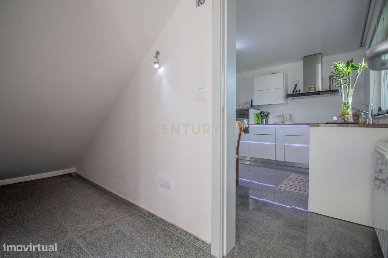 Moradia com piscina, terreno e anexos em Vieira de Leiria e a 2km da p-17