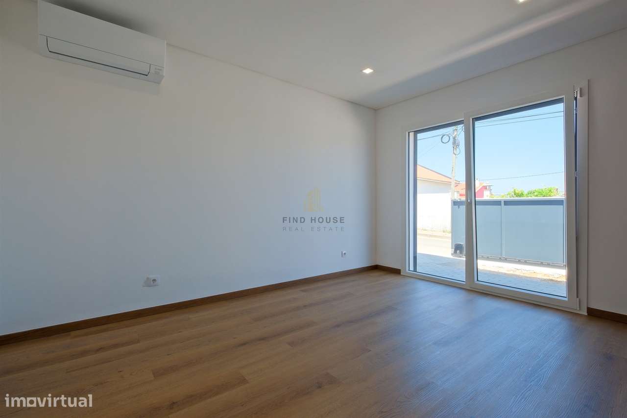 Vende-se Moradia Isolada T4 com garagem, piscina e jardim em Albarraqu-7