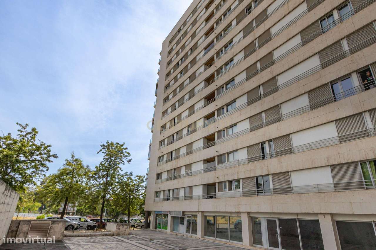Fantástico T2 com varanda frente ao Parque das Conchas-33